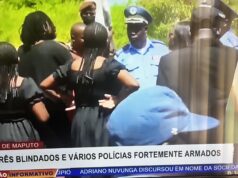 Esposa do Azagaia e suas filhas descem do carro fúnebre e questionam a polícia, antes de iniciar uma confusão